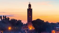 Der Djemaa el Fna in Marrakesch (Perle des Südens) ist der zentrale Marktplatz.