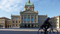 Bern bietet mehr: Bundespersonal verdient gleich gut wie Banker.  Keystone