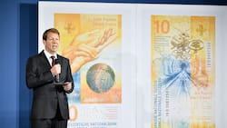 SNB-Vizedirektor Fritz Zurbrügg präsentiert den 10-Franken-Schein: Auf dem neuen Zehner dreht sich alles das Organisationstalent der Schweiz. Auf der Vorderseite ist ein Globus mit den Zeitzonen zu sehen, auf der Rückseite ist ein Uhrwerk abgebildet. Ebenfalls zu sehen ist ein Eisenbahntunnel, der laut Zurbrügg für die Schweizer Ingenieurskunst stehen soll.