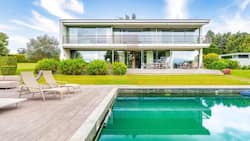 An diesem Pool liesse sich gut arbeiten sowie entspannen. Er gehört zur drittteuersten Villa der Schweiz.