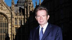 Versagen der Elite: Charles Grant vor dem Palace of Westminster, dem britischen Parlament.