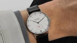 Die äusserlich unveränderte Uhr wurde innerlich mit dem Handaufzugskaliber DUW 4601 aufgewertet, das eine Gangreserve von 52 Stunden bietet.