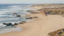 Das Land jenseits des Tejo-Flusses berührt im Westen den Atlantik.