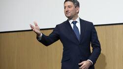 Makellos gewandet im dunkelblauen Slim-Fit-Anzug: Post-Chef Roberto Cirillo bei seiner Premiere.