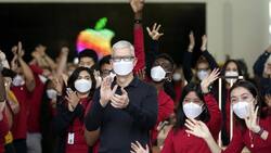 «Dinosaurier» Apple: Das Tech-Unternehmen – hier Apple-CEO Tim Cook mit Besuchern eines Apple Stores in Los Angeles – gehört zu den höchstbewerteten Firmen der Welt.