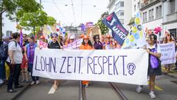 Frauen demonstrieren gegen die anhaltende Lohndiskriminierung bei gleicher Arbeit am Frauenstreik am 14. Juni 2019.