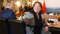So viel haben Schweizer Chefs 2016 verdient:Platz 41: Magdalena Martullo - CEO von EMS-ChemieDie Familieneigentümerin zahlt sich mit 1,3 Millionen Franken einen bescheidenen Lohn aus. Das ist immerhin 13 Prozent mehr als im Vorjahr. Im Ranking ist sie im übrigen die einzige weibliche Geschäftsführerin.