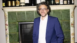 Andrin Willi ist gelernter Hotelier und gilt als einer der «profiliertesten Gastrojournalisten des Landes» («WOZ»), als Gastronomieexperte, der vom «Essen besessen» ist («Tages-Anzeiger»).