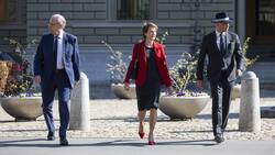 Das Ende des Lockdowns kommt in Trippelschritten: Guy Parmelin (l.), Simonetta Sommaruga und Alain Berset.