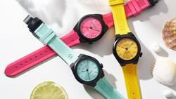Die Uhren sind in Fuchsia, Türkis und Gelb erhältlich, mit schwarzem PVD-beschichtetem Edelstahlgehäuse und zertifiziertem Soprod-Kaliber.