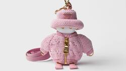 Schlüsselanhänger: Weicher Roboter-Anhänger mit Strickjacke von Prada. Preis: 1140 Franken.