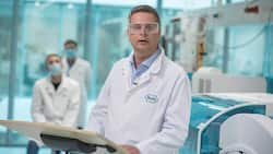 Roche-CEO Thomas Schinecker: Der Konzern hatte sich mit Bern nicht auf einen Preis beim Krebsmedikament Lunsumion einigen können, nun finanziert es der Pharmakonzern aus der eigenen Kasse.