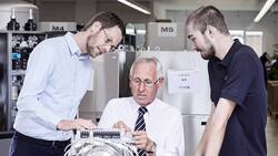 Innovatives Team: Dominik Baumgartner, Konrad Baumgartner und Matteo Rossi (v.l.) tüfteln gemeinsam an einem Teil einer Vakuumpumpe herum.