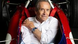 Jacky Ickx präsentiert das neue Sondermodell im nostalgischen Formel-1-Rennwagen.