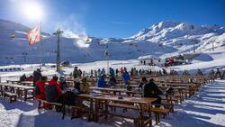 Samnaun will zur alpinen Luxus-Marke werden. Die Helikopter landen direkt auf der Alp Trida (siehe Bild). Das Gepäck wird ins Tal gebracht.