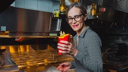 Klassiker: Lara Skripitsky weiss, was die Kundschaft von McDonald’s erwartet: frische Pommes. Auch Swissness auf der Menükarte kommt gut an.