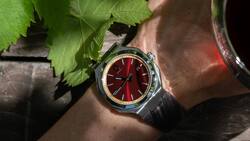 Die Circular 1 Grenat: granatrotes Zifferblatt und Traubentrester-Armband.