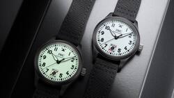 Die IWC-Fliegeruhr Automatic 41 Black Aces mit weissem Zifferblatt und in voller Leuchtkraft.