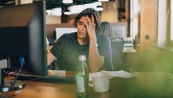 Unter Strom: Permanenter Stress am Arbeitsplatz wirkt sich auf den Gesundheitszustand aus.