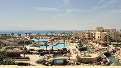Das Hotel liegt auf einer Halbinsel in der Gemeinde Safaga am Roten Meer in Ägypten