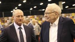 Warren Buffett (r.) wurde an der Aktionärsversammlung im Mai darauf angesprochen, was seinen Nachfolger Greg Abel speziell mache – er wirke «so … normal».