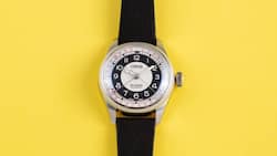 Mit gewölbtem Saphirglas und silbernem Zifferblatt ist die Uhr ein zeitloses Highlight – und das für 1950 Franken.