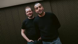 Nikolay Kobyshev (l.)und Karim Saleh reduzierten mit ihrer KI-Lösung Ausfallzeiten und Sicherheitsrisiken auf Produktionslinien um bis zu 50 Prozent.