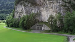 Am Fuss des Brünig-Felsmassivs: der Eingang zu Schatzkammern für Superreiche.