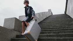 Ein Rollkoffer – wie hier von Louis Vuitton – darf beim Kurztrip in eine Stadt nicht fehlen.