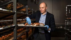 Jérôme Meyer, Chef von Aldi Suisse, hat nicht nur den Preis fürs Brot gesenkt. Auch die Laugengipfel kosten nun weniger. Konkurrenten wie Migros und Lidl sind nachgezogen.