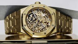 Die Audemars Piguets Royal Oak aus Roségold fasziniert mit skelettiertem Zifferblatt und zwei Unruhen im Kaliber 2903.