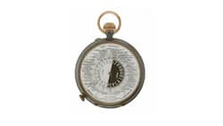 GMT avant la lettre: Taschenuhr «Hora-Universa», Schweiz, um 1880, mit Weltzeitindikation. Die seitliche Krone dient dem Stellen der drehbaren Tag-Nacht-Scheibe über dem Ortsverzeichnis. Lesebeispiel: Wenn die Kirchenglocken in Wien die volle Stunde um sechs Uhr abends schlugen, war es in Genf erst Viertel nach fünf.