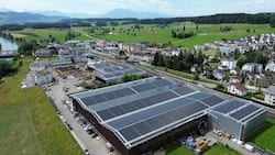Auf dem rund 14’000 m2 grossen Dach der Spaeter AG in Sins realisiert Romande Energie zwei Solaranlagen im Contracting, eine kombiniert mit Batterie für den Eigenverbrauch, die zweite ohne Eigenverbrauch.