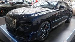 Bei den Black-Badge-Versionen des Rolls-Royce Spectre des Modelljahres 2026 erhalten der Pantheon-Kühlergrill und die „Spirit of Ecstasy“-Kühlerfigur eine dunkel eloxierte Oberfläche