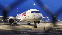 Ein Airbus A220-300 der Swiss ist in der Zone West des Flughafen Zürich geparkt.