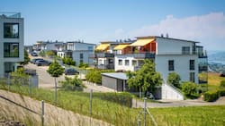 Wohnquartier in Schindellegi SZ - Wer ein Haus im Wert von acht Millionen erbt, muss plötzlich 150'000 Franken bar auf den Tisch legen. Steuerexpertinnen warnen vor dem Plan, der Hausbesitzer in die Enge treibt
