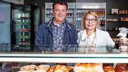 Nehmen einen weiten Weg bis zur Bäckerei Hofmann in Kauf: Ehepaar Nicolina (63) und Francesco (69) Borrelli.