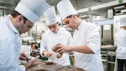 Mentoring statt Money: Junge Mitarbeitende in der Hotellerie wünschen sich nicht mehr Lohn, sondern eine gute Führungskultur.