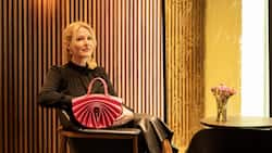 Kristina Thaden in Zürich mit ihrer Skulptur-Tasche «The Whole».