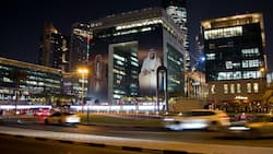 The Gate war das erste Bürogebäude in Dubais Finanzquartier DIFC. Aktuell ist es geschmückt mit den Porträts der zwei Gründerväter der Vereinigten Arabischen Emirate: der verstorbenen Emire Zayid bin Sultan Al Nahyan (r.) und Raschid bin Said al-Maktum.