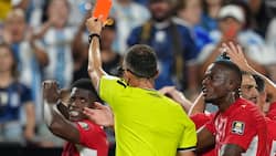 Der Schweizer Breel Embolo sah nach einer VAR-Überprüfung im Spiel gegen Argentinien die zweite Gelbe Karte und flog vom Platz.