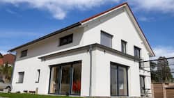 Ein neues Einfamilienhaus ist bezugsbereit.
