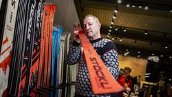 Marc Gläser, CEO von Stöckli, prüft Ski im firmeneigenen Laden in Malters.