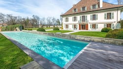 Das ist der Pool und Vorgarten der teuersten Immobilie der Schweiz. Errätst du, wo sie liegt? Die Antwort folgt unten im Artikel.