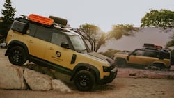 Der neue Defender "Trophy Edition" im Sonnenaufgang.
