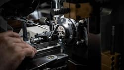 Die Nockenscheiben der Guillochiermaschine tragen die Information über das Muster, das von Hand auf das Zifferblatt übertragen wird.