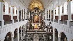Der barocke Hochaltar der Kirche Sankt Karl Borromäus zieht den Blick auf sich.