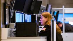 Eine Händlerin arbeitet auf dem Parkett der New Yorker Börse.