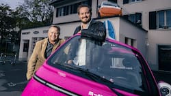 Micro-Gründer Wim Ouboter (l.) und Sohn Oliver vor ihrem E-Auto Microlino.