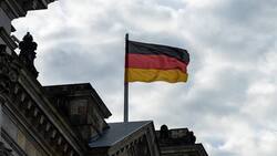 Blick auf eine Deutsche Flagge am Reichstag.